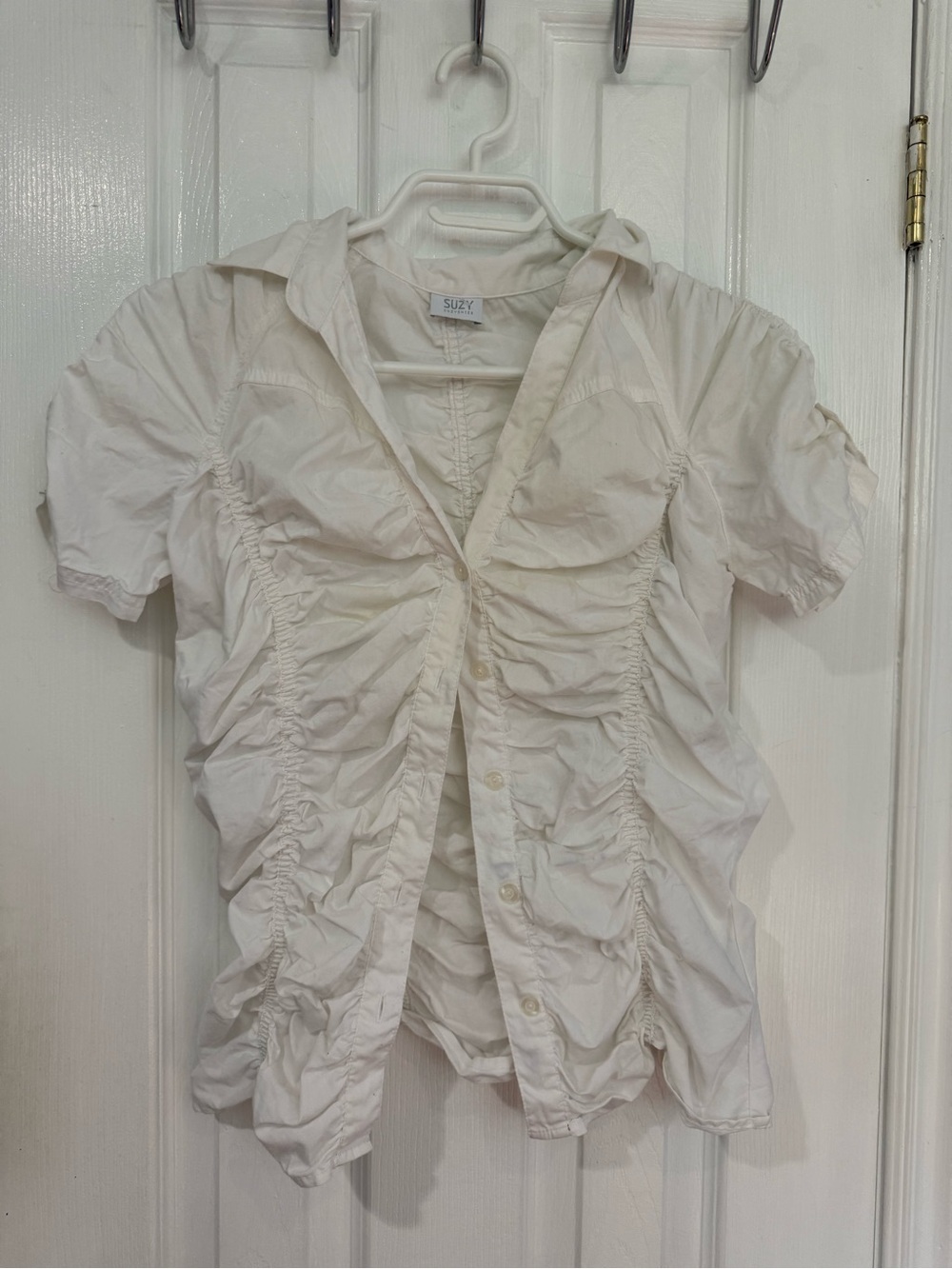 Suzy Shier White Short-Sleeve Ruching Button-Down Shirt